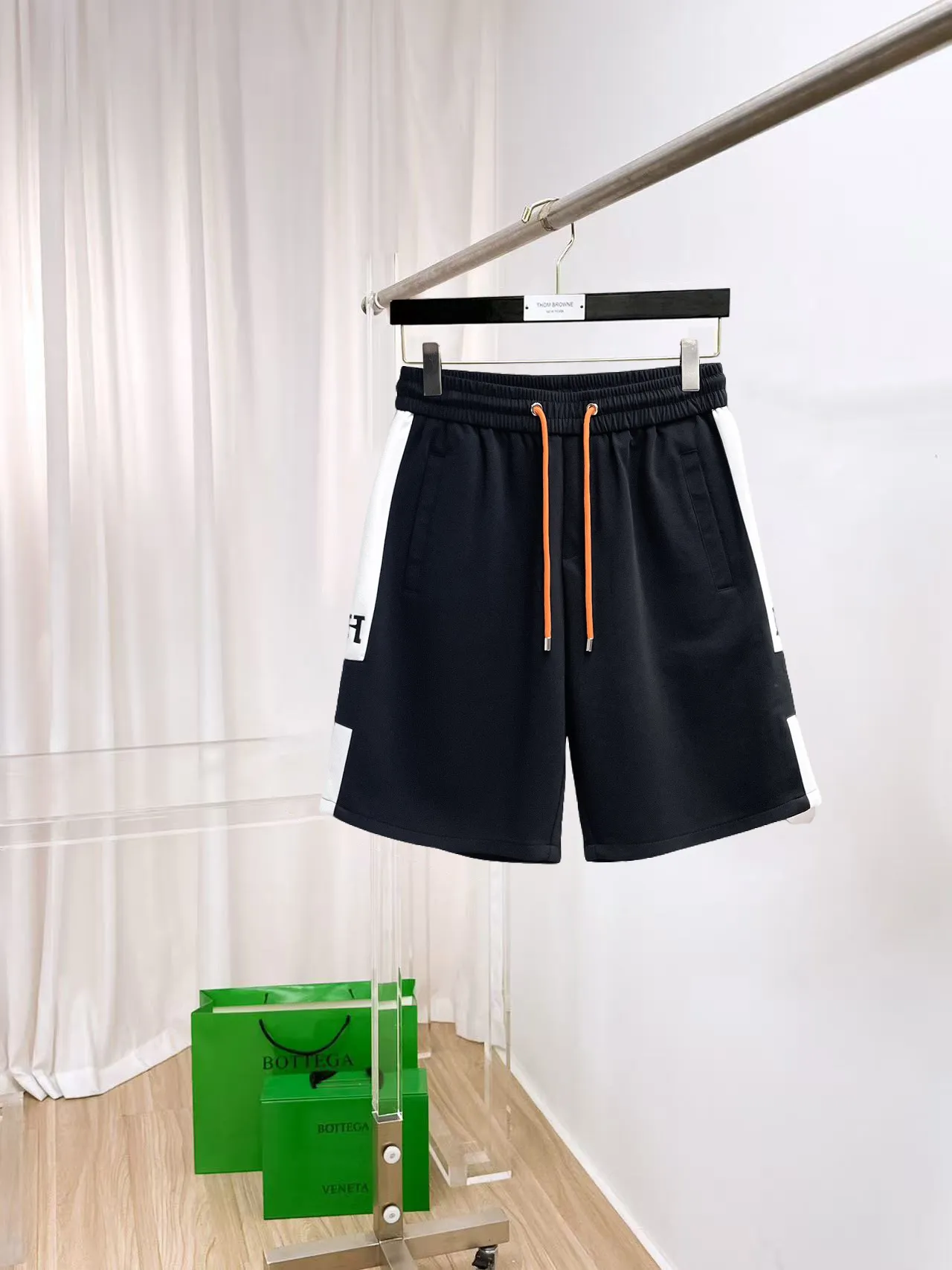 Hermès three-standard complete 2026 summer New Arrival men's casual shorts, advanced custom-made Breathable fabric, Breathable fabric, extremely stretchy and comfortable, impeccable details, top-grade accessories, original logo design concept, delicate and soft feel! The upper body fit is awesome! Size: M-XXXL Please state your height and weight when ordering